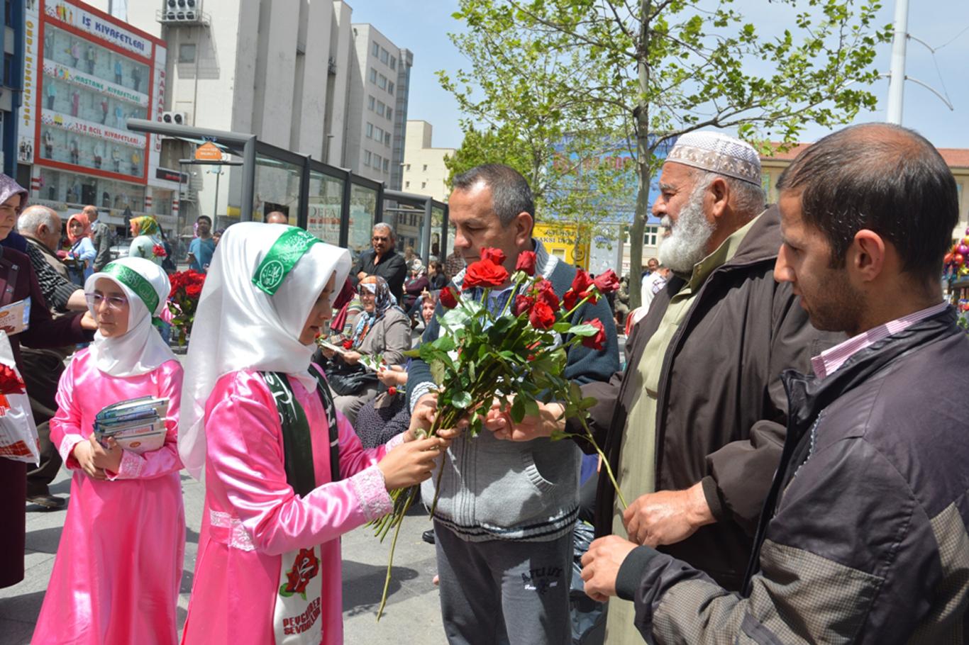Gaziantepliler Kutlu Doğum etkinliğine güllerle davet edildi Gaziantepliler Kutlu Doğum etkinliğine güllerle davet edildi